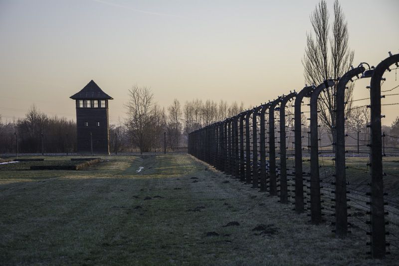 Visitar el memorial del campo de concentración de Auschwitz.